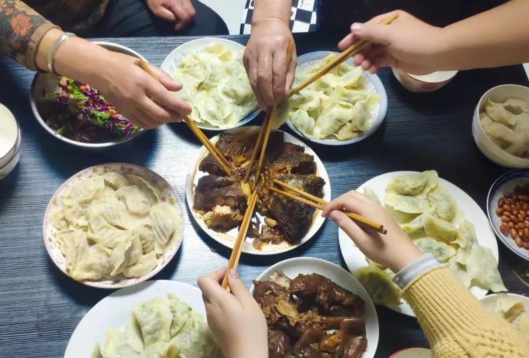 家人团圆饭照片图片