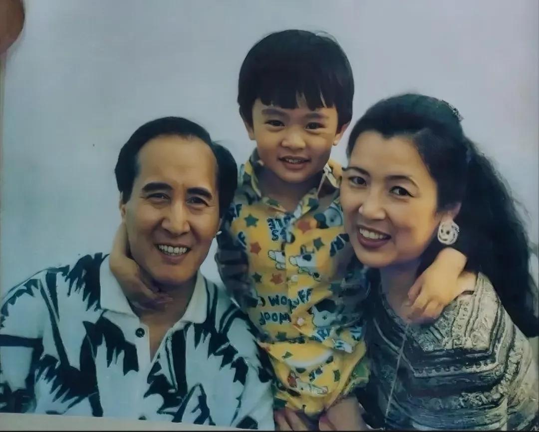 90年代,林立果未婚妻张宁,与丈夫林赛围,一张罕见的全家福