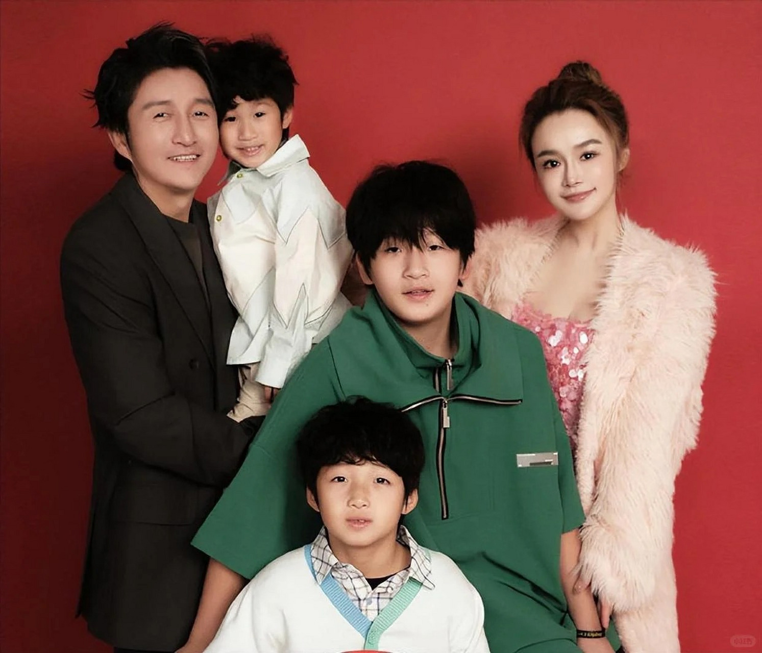 我很羡慕邹市明和冉莹颖,三个儿子充满活力,气氛热闹.