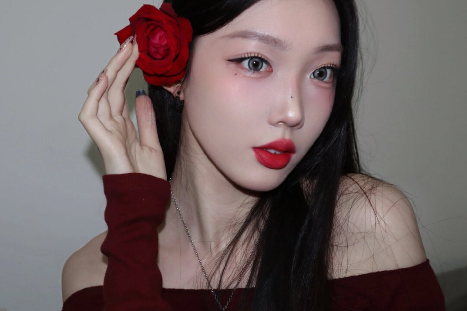 冷艳红玫瑰妆容  冬日里的暖心小宝贝!98这颜值简直了,美到不行!