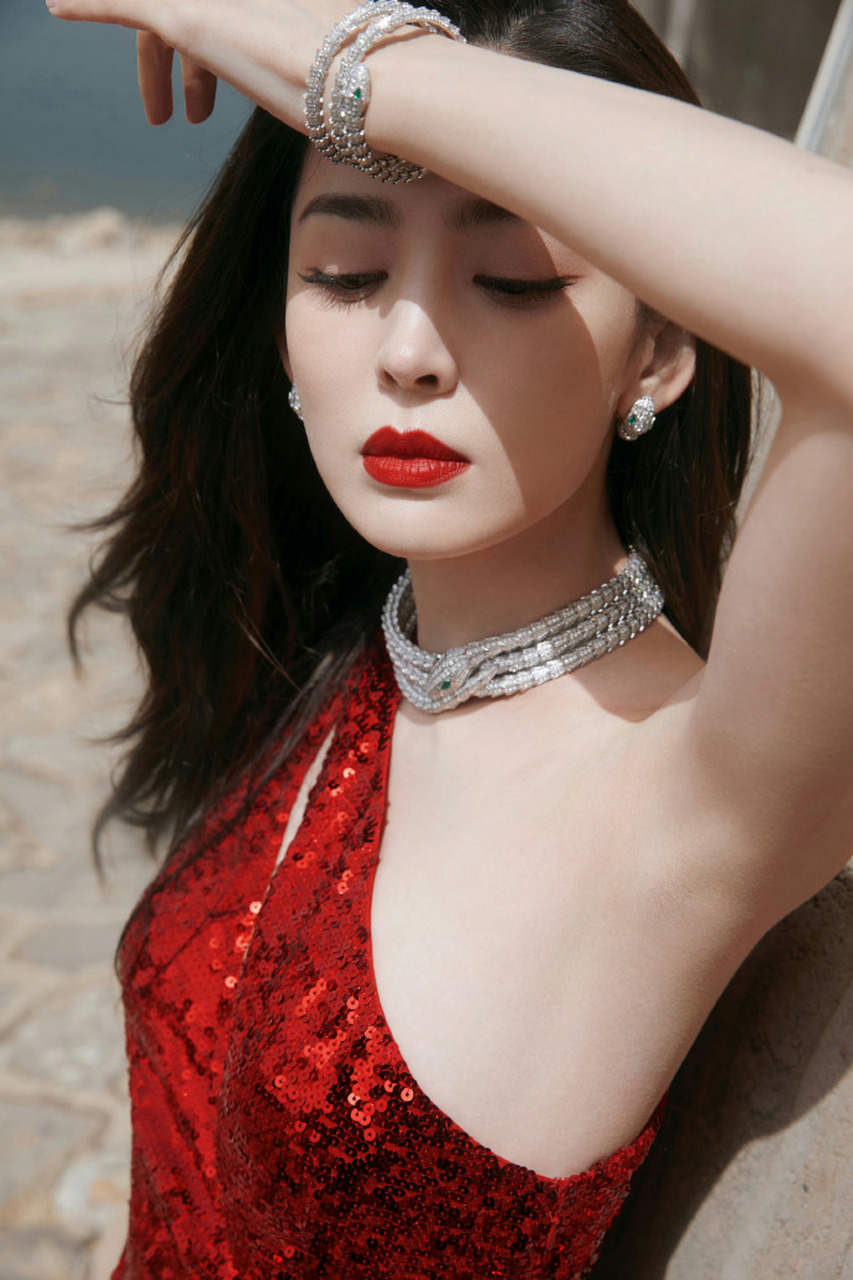 古力娜扎这一身红裙,还是很明艳的,期待未来在红毯的表现更加明艳!