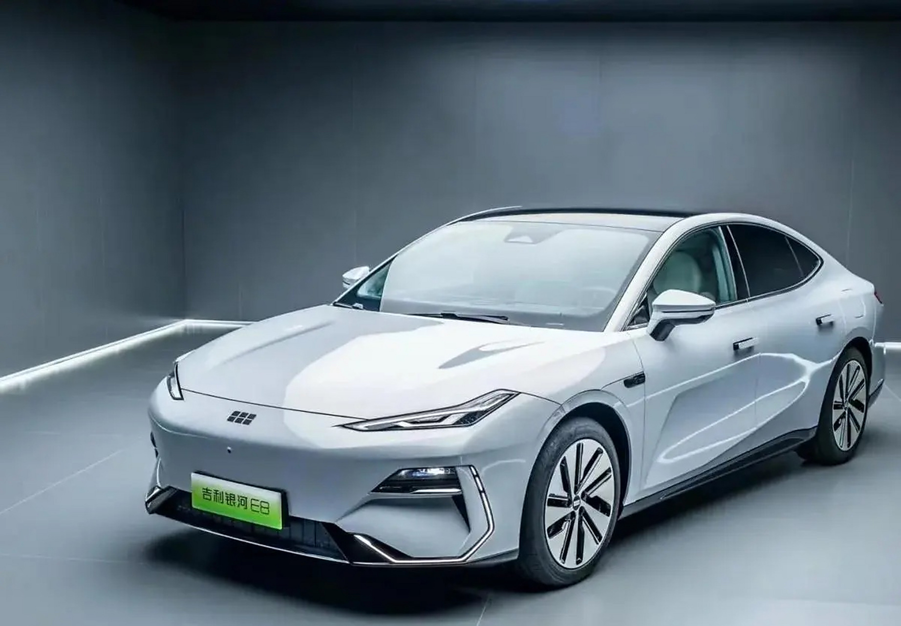 想买辆电车,吉利银河e8和比亚迪汉系列怎么选呢?