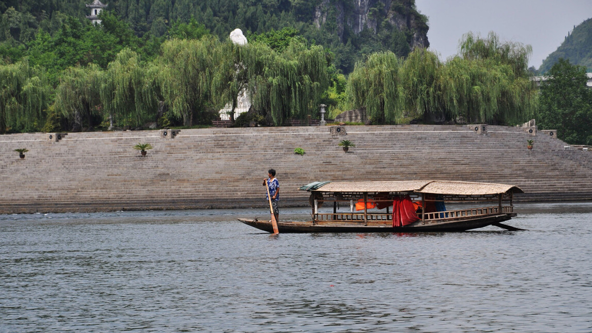 茶峒镇,这个充满神秘色彩的小镇,因沈从文笔下的《边城》而闻名于世
