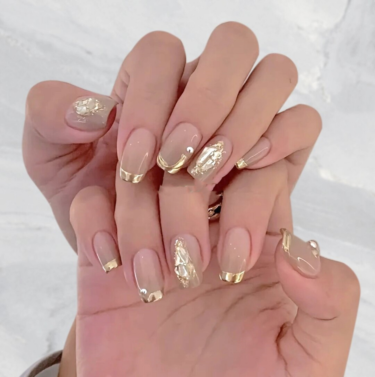 💖      金色美甲真的超好看,它们闪耀着华丽的光芒,就像你未来充满