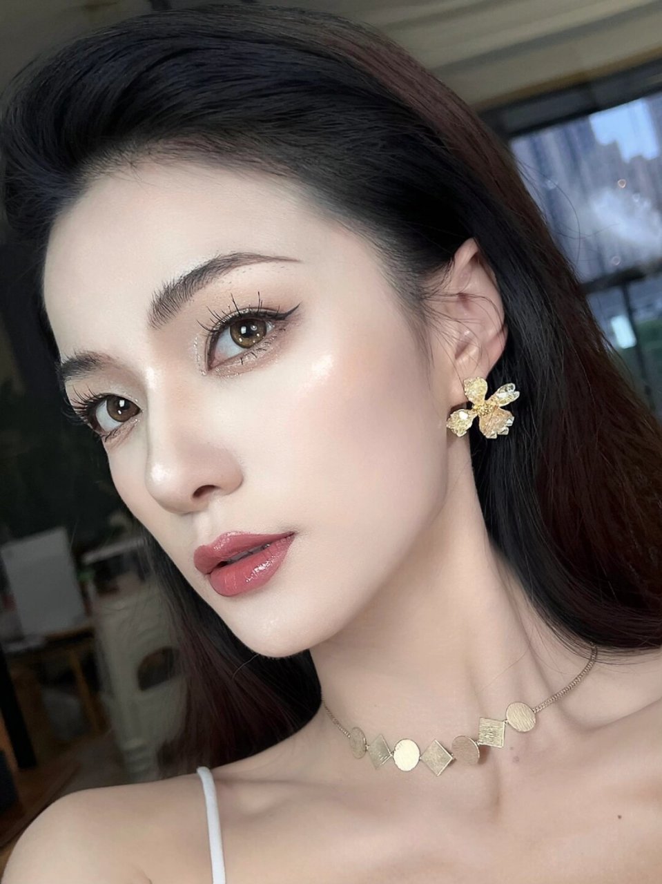 钓系御姐清冷妆|清冷感离不开低饱和  今天带来一款清冷中透露着钓欲