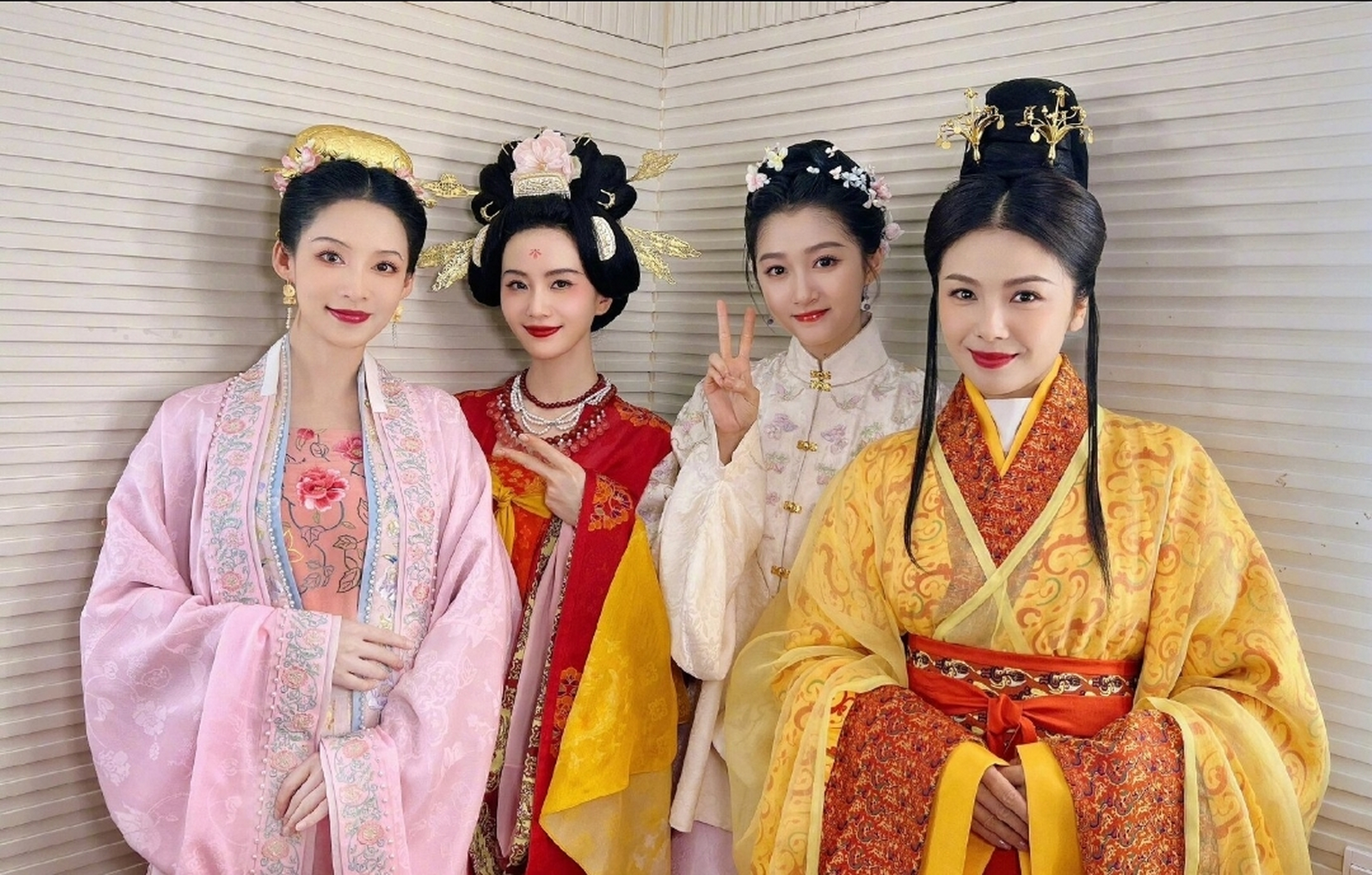 刘诗诗关晓彤14年前合影,没想到今年春晚又合影了! 67