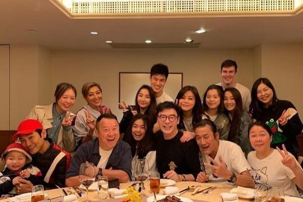 钟镇涛71岁生日,关之琳顾纪筠到场祝贺