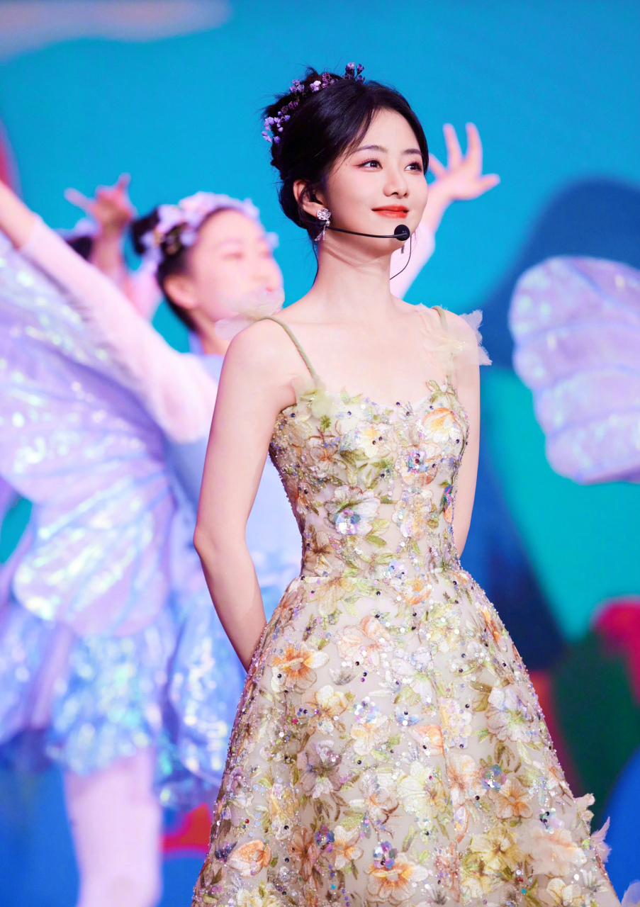 谭松韵北京台春晚造型好美!