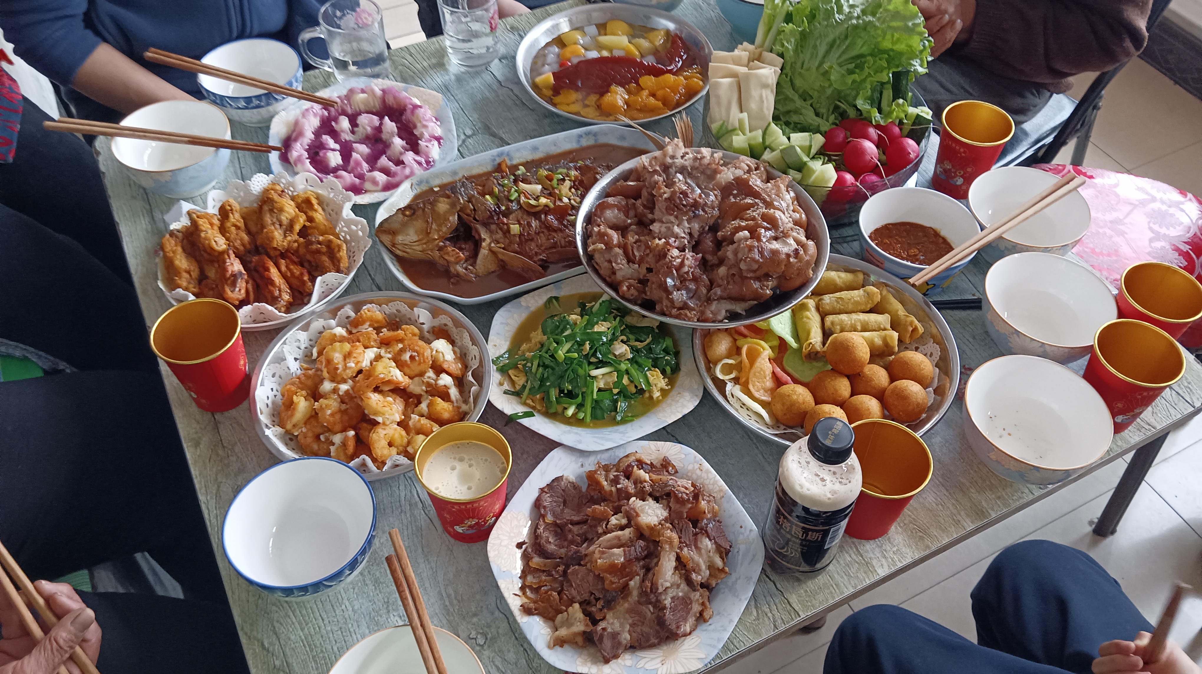 吃饭的时候,我发现有个亲戚是用左手拿筷子的,俗称"左撇子",我就有点