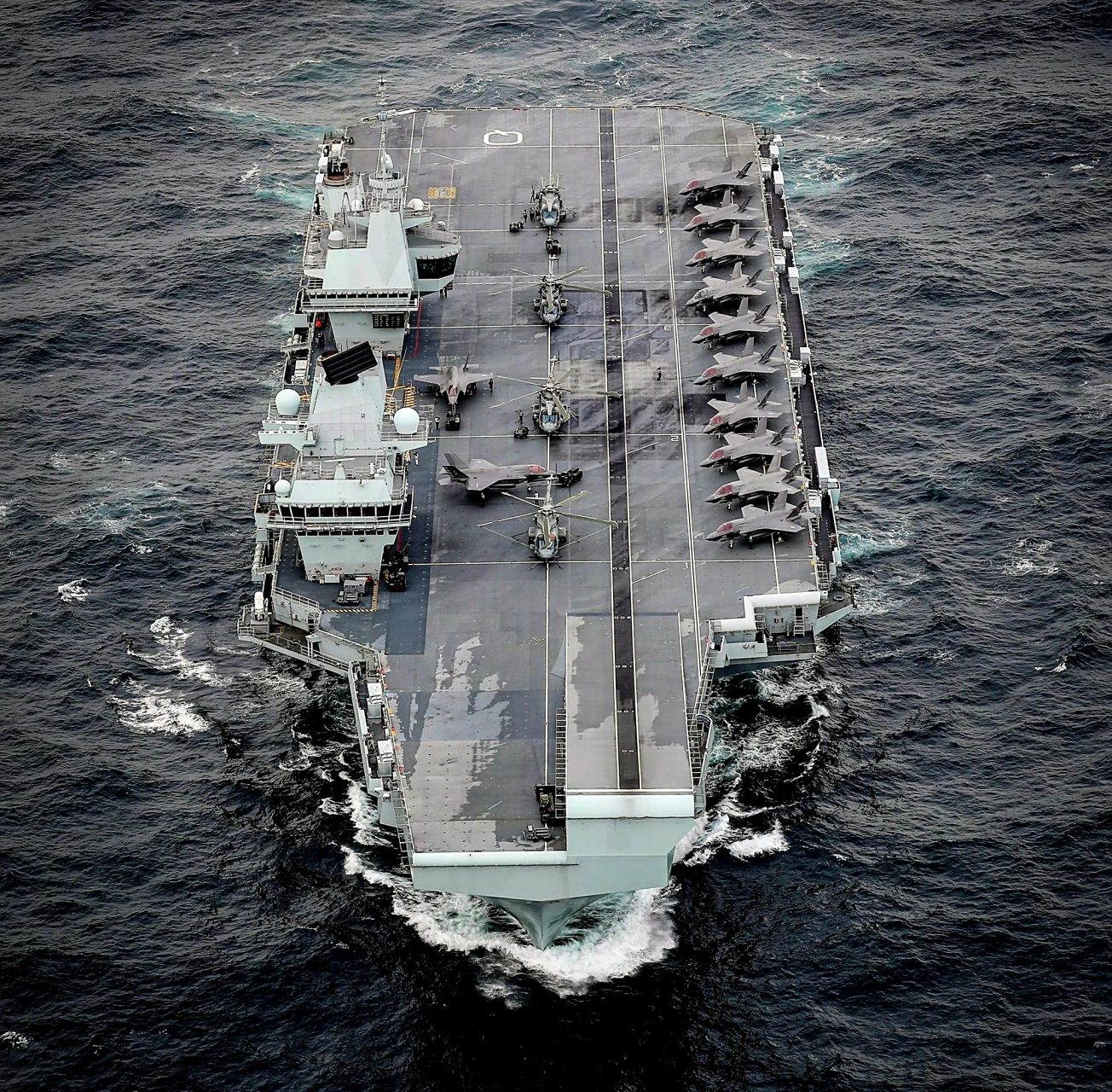 战舰欣赏:英国海军伊丽莎白女王号航空母舰,该舰是世界上第一艘采用