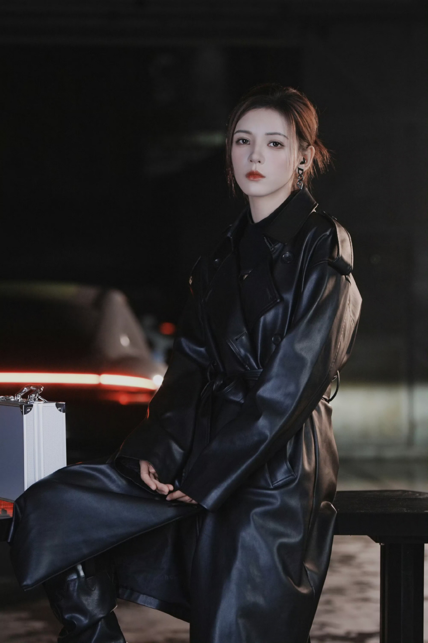张予曦皮衣穿搭