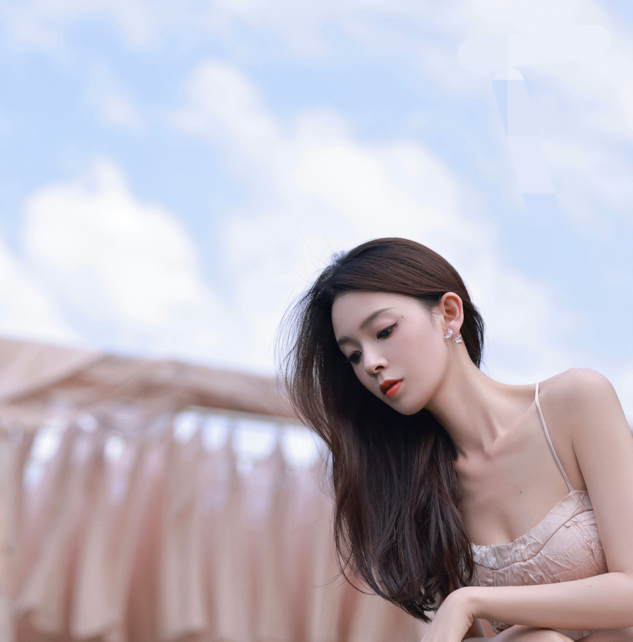 陈瑶裸色露背吊带裙简约大气,美背魅力十足,飘逸的长发非常显清纯