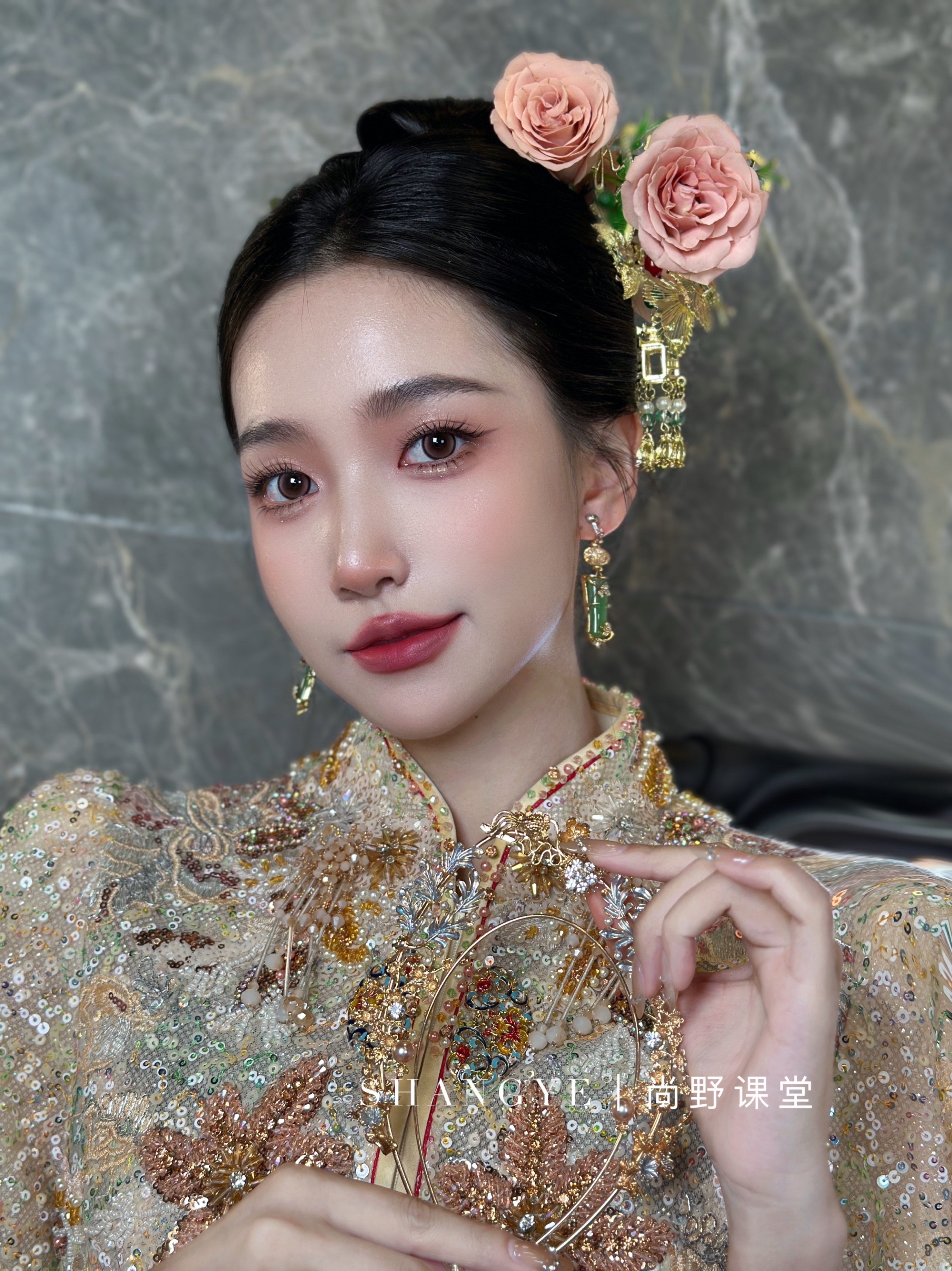 温婉端庄的中式秀禾 妆容精致饱满的红唇为