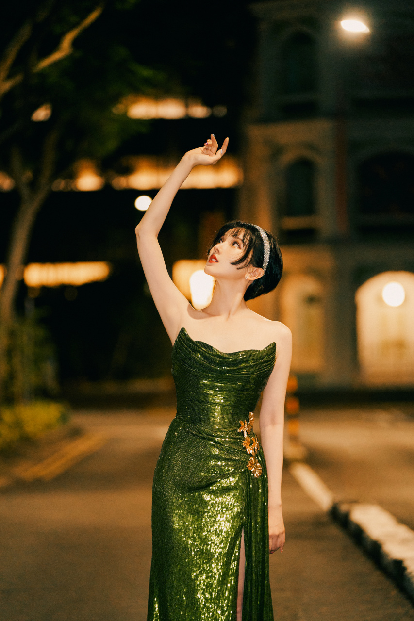 陈小纭翠绿色的抹胸开叉裙,展现出了她雪白的肌肤,翠绿色抹胸裙,美腿