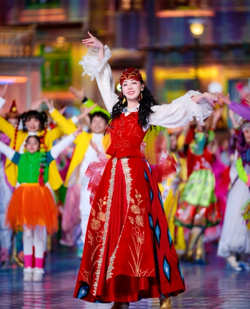 迪丽热巴春节联欢晚会造型生图,真的是美翻了,不愧是美丽的迪丽热巴.