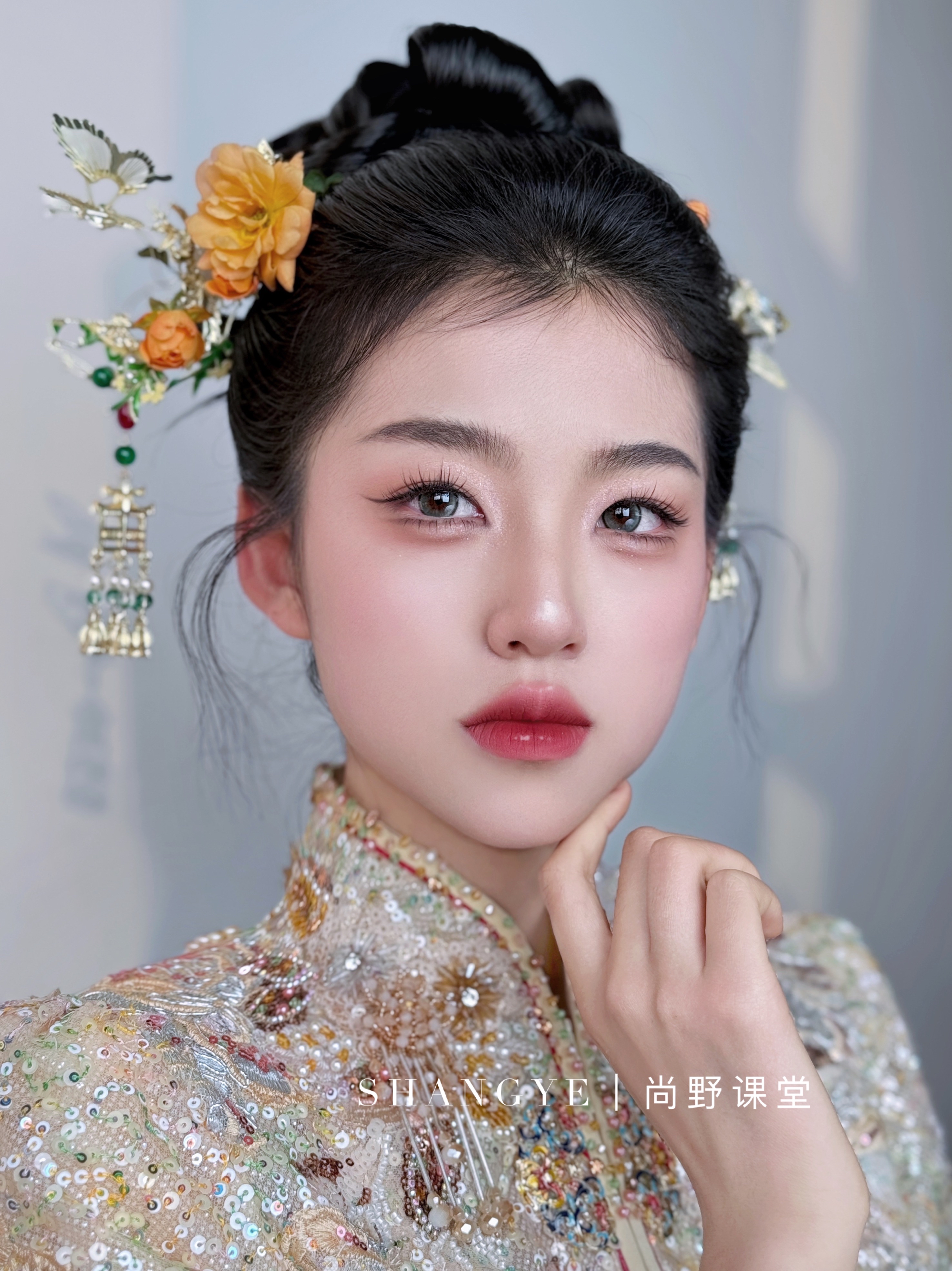 温婉端庄的中式秀禾 妆容精致饱满的红唇为