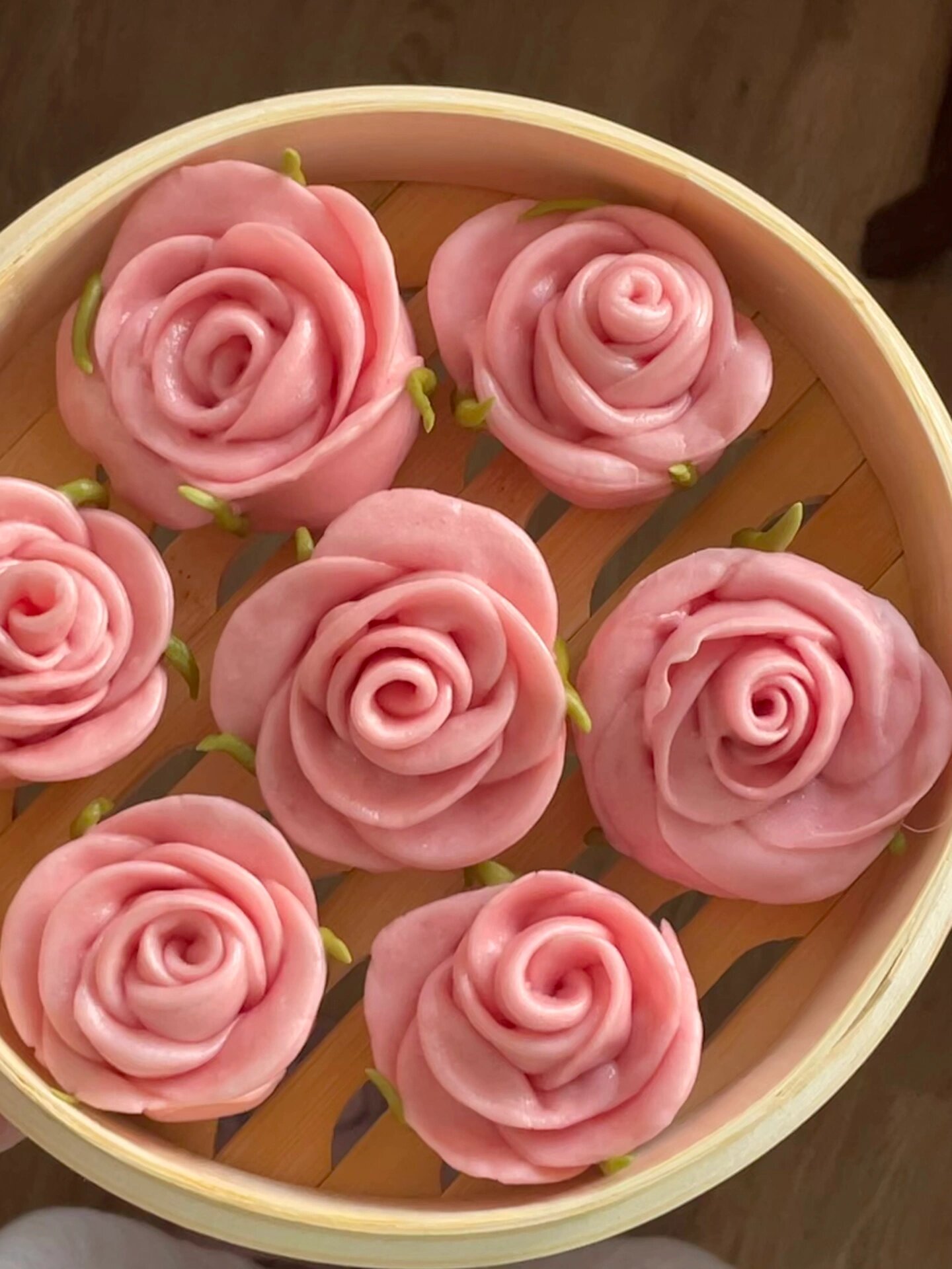 情人节快乐 玫瑰花:中筋面粉200g,酵母3g,仙人掌果粉适量,清水100g