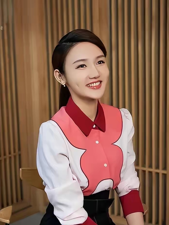 转眼2024年春节到来,听说人家担任了4届春晚主持人啦,祝贺恭喜她前程