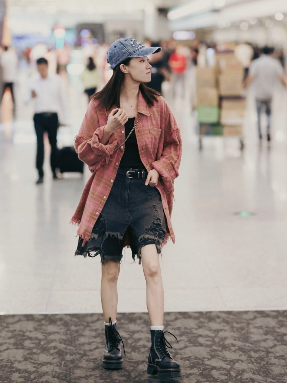张小斐机场私服穿搭好个性呀,粉色外套搭配破洞牛仔短裤,看上去就觉得