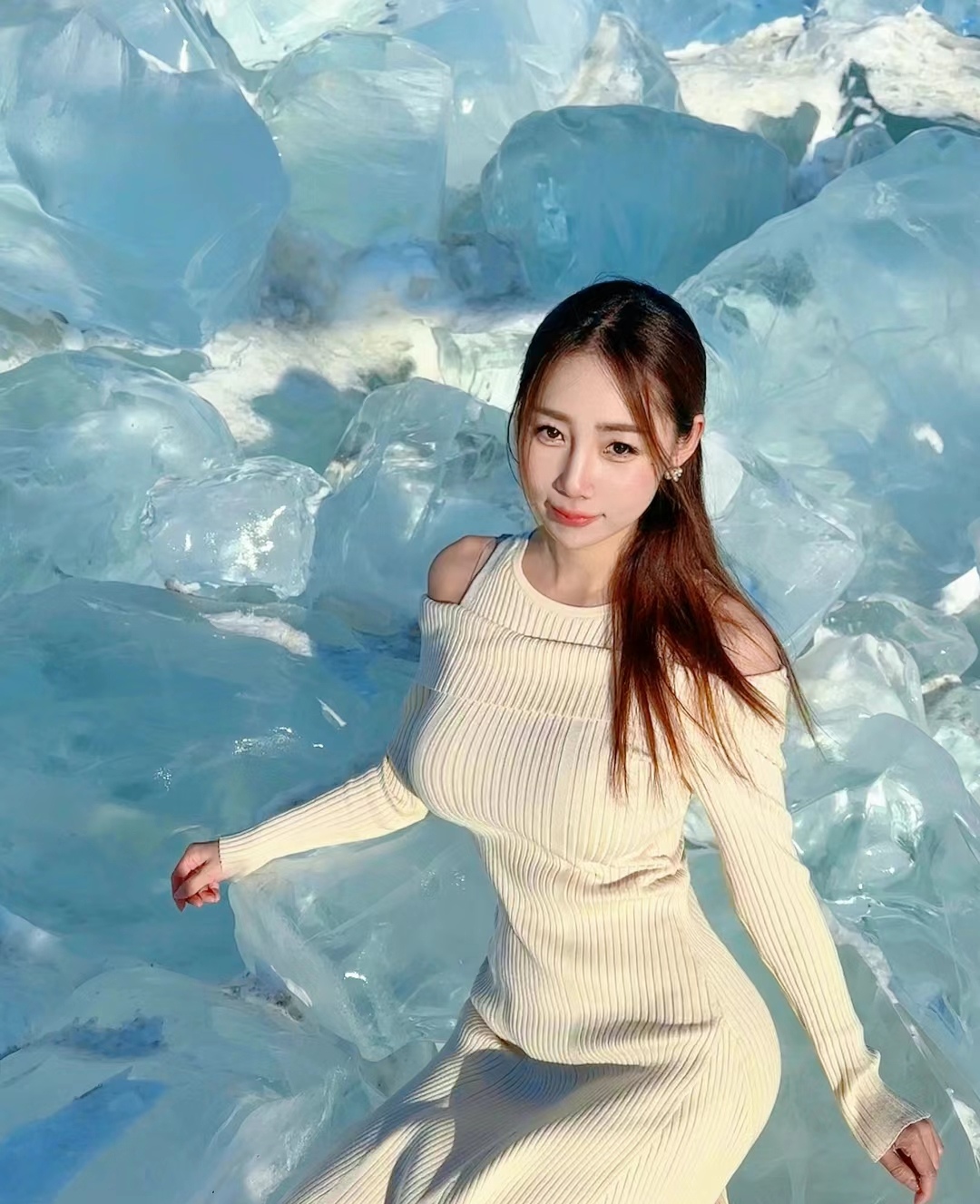 东北小孩冬天的乐趣就是玩冰雪,冰面上空气中都是自