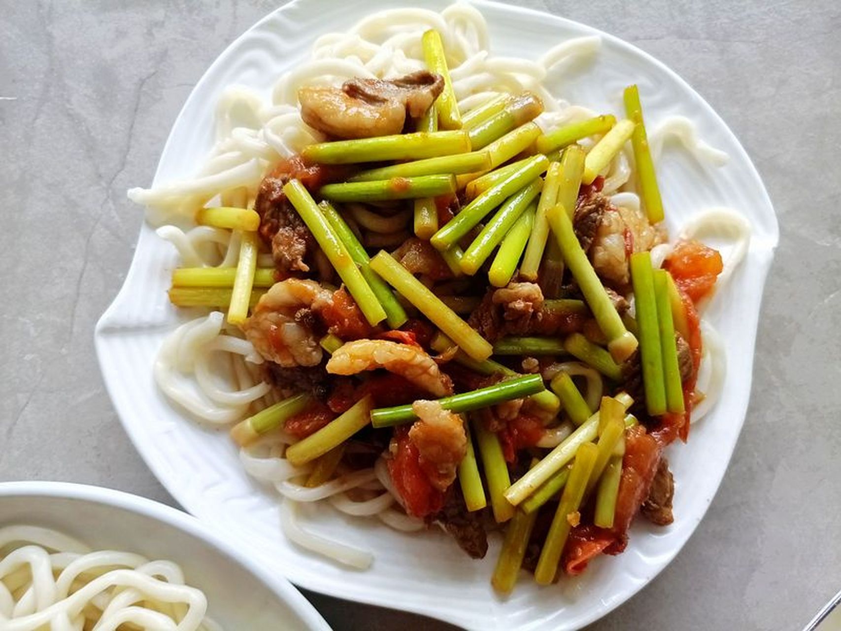 新疆的蒜薹肉拌面味道浓郁,口感丰富,简直就是舌尖上的享受.