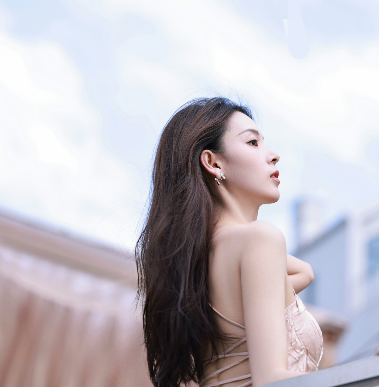 陈瑶裸色露背吊带裙简约大气,美背魅力十足,飘逸的长发非常显清纯