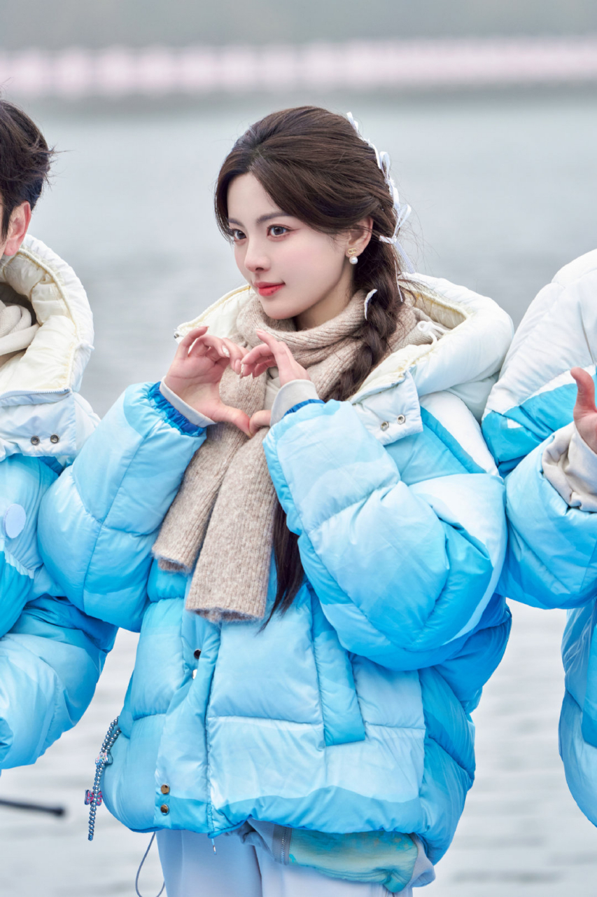 杨超越兴致一起就来了首许嵩的《断桥残雪》,直男孟哥:"你唱歌确实不