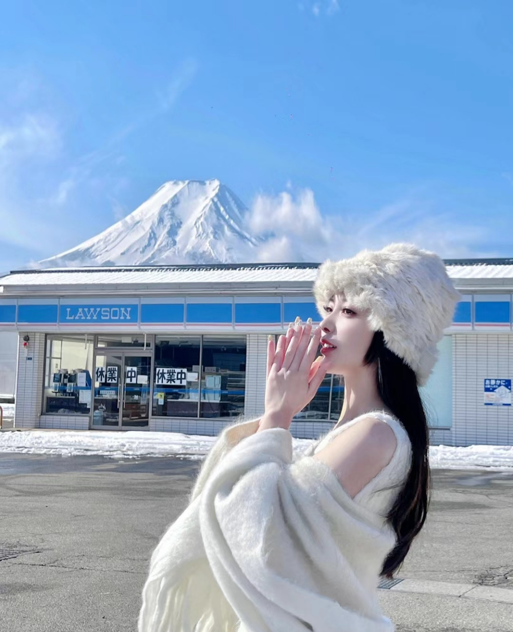 初五来富士山玩玩,路过这家罗森发现没有人,而且超级好拍照,绝美机位