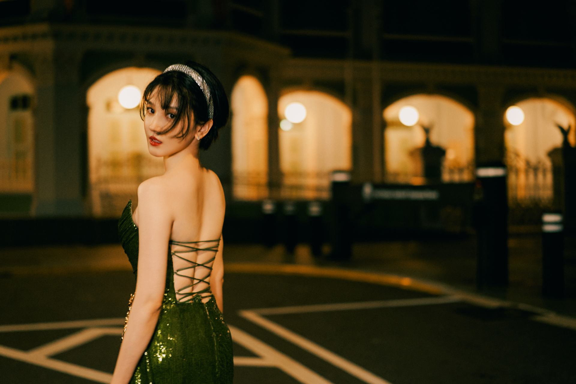 陈小纭翠绿色的抹胸开叉裙,展现出了她雪白的肌肤,翠绿色抹胸裙,美腿