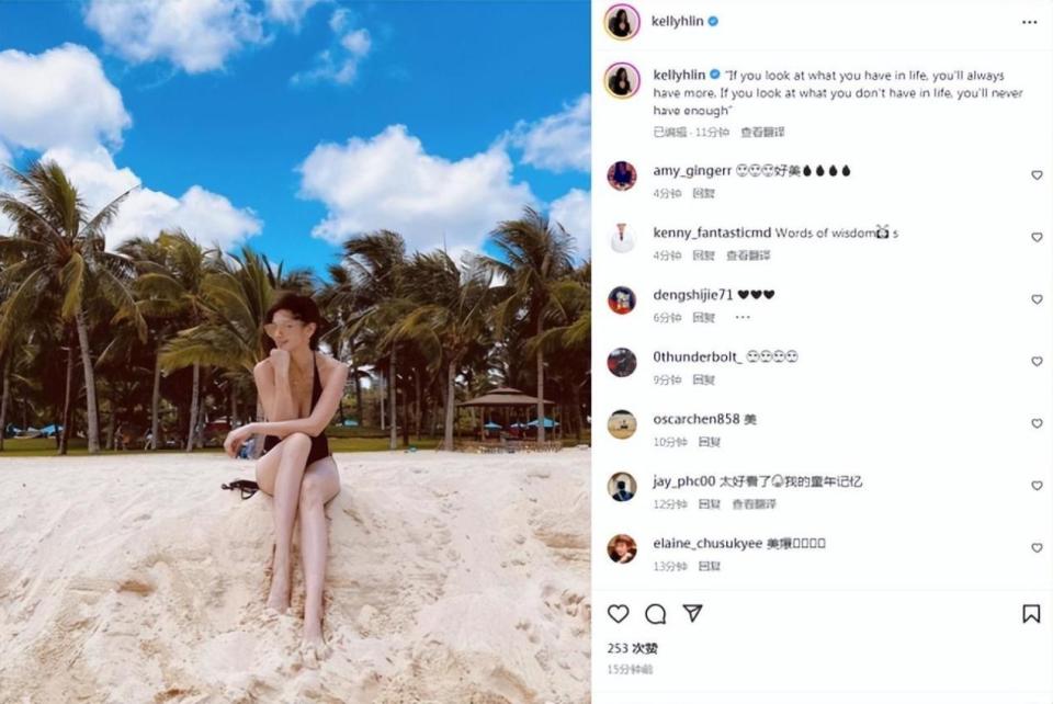 47岁林熙蕾晒性感泳装照!坐在沙滩上身材火辣,颜值冻龄似少女