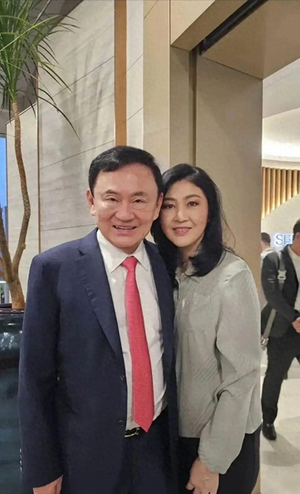 英拉的哥哥他信被指控冒犯君王法他会倒在假释前