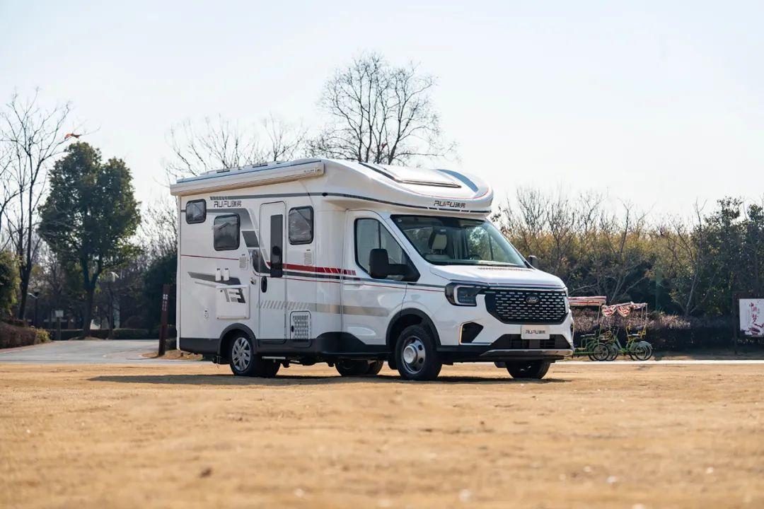 瑞弗ft800小额头房车 双航空座椅 升降床 灵动旅居空间