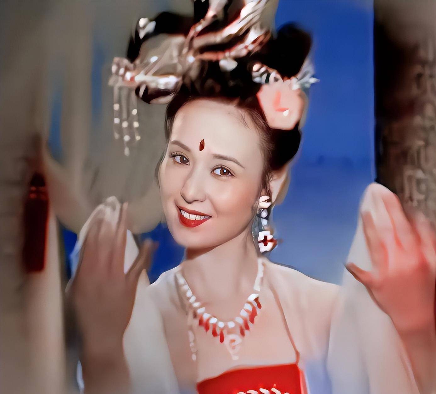 她一辈子只演一部戏,却被冯小刚挂念,嫁富商做慈善,65岁仍很美