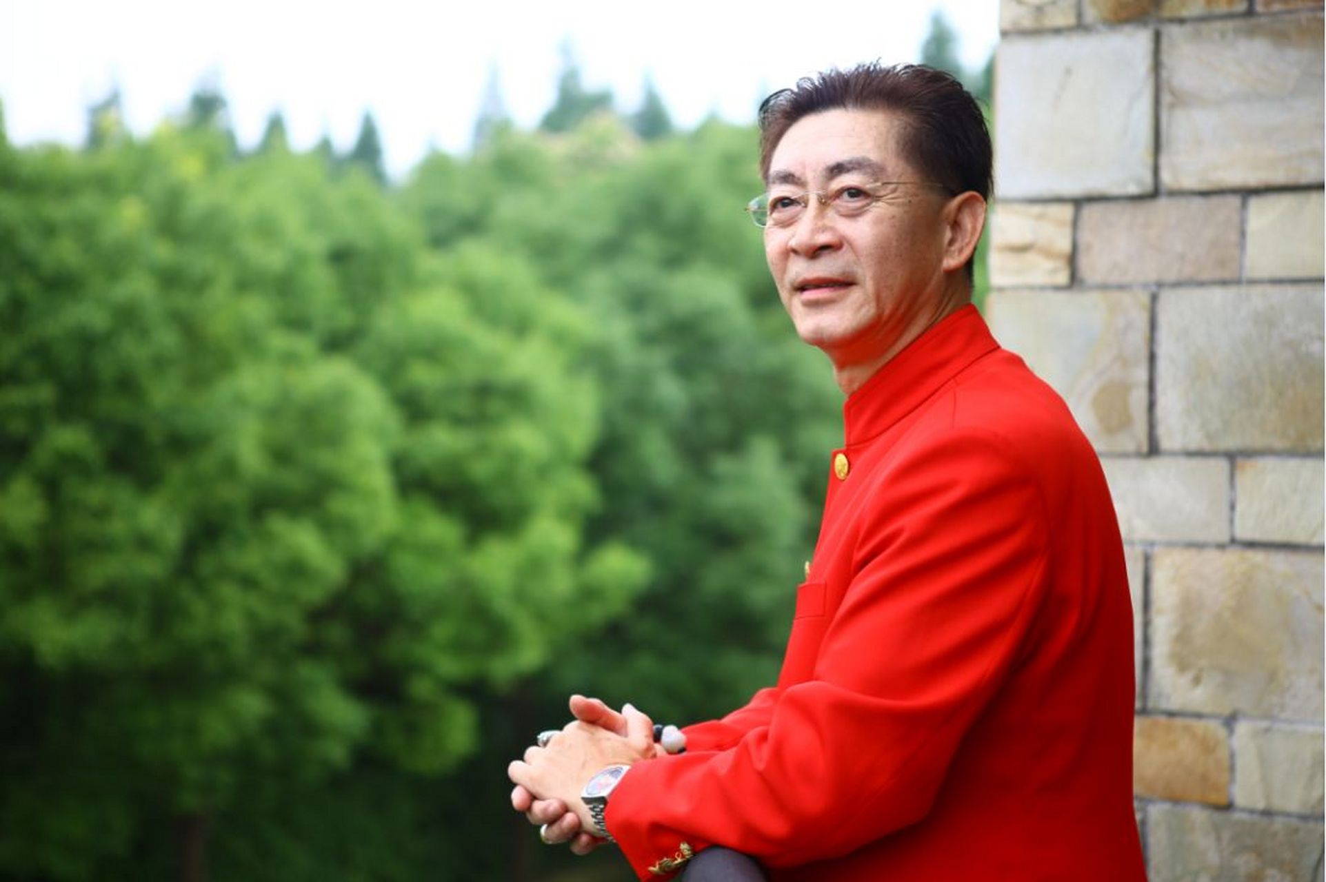 六小龄童在《西游记》拍摄期间认识了现在的妻子于虹,他们的爱情故事