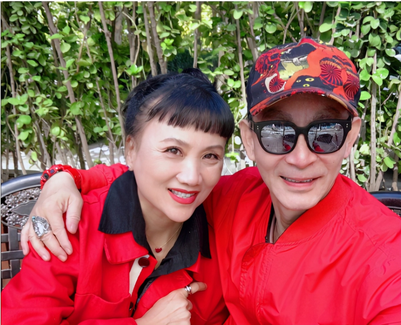 六小龄童在《西游记》拍摄期间认识了现在的妻子于虹,他们的爱情故事