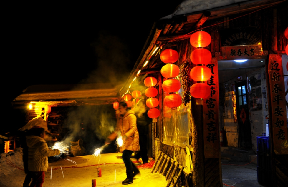 中國人過年一直講究三件事:吃年夜飯,吃餃子,放鞭炮.