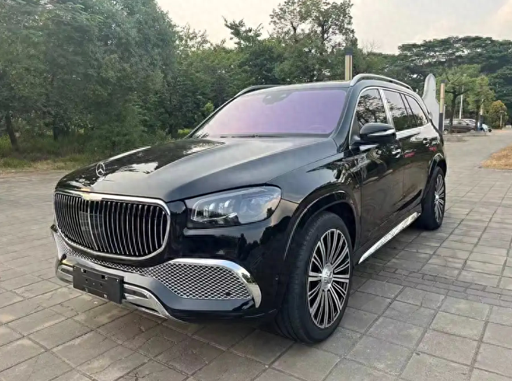 210万买奔驰迈巴赫gls480,春节遇见凯雷德,旗鼓相当,伯仲之间