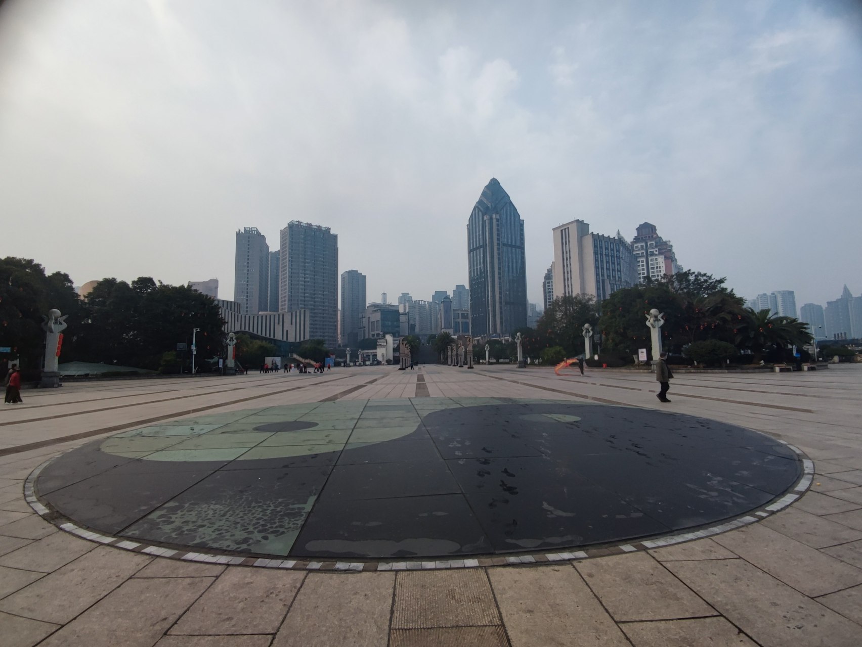 涪陵太极广场是乌江和长江两江交汇的广场,中心大道和太极图案救换