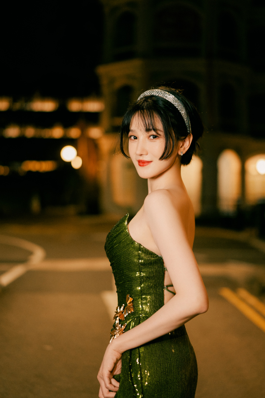 陈小纭翠绿色的抹胸开叉裙,展现出了她雪白的肌肤,翠绿色抹胸裙,美腿