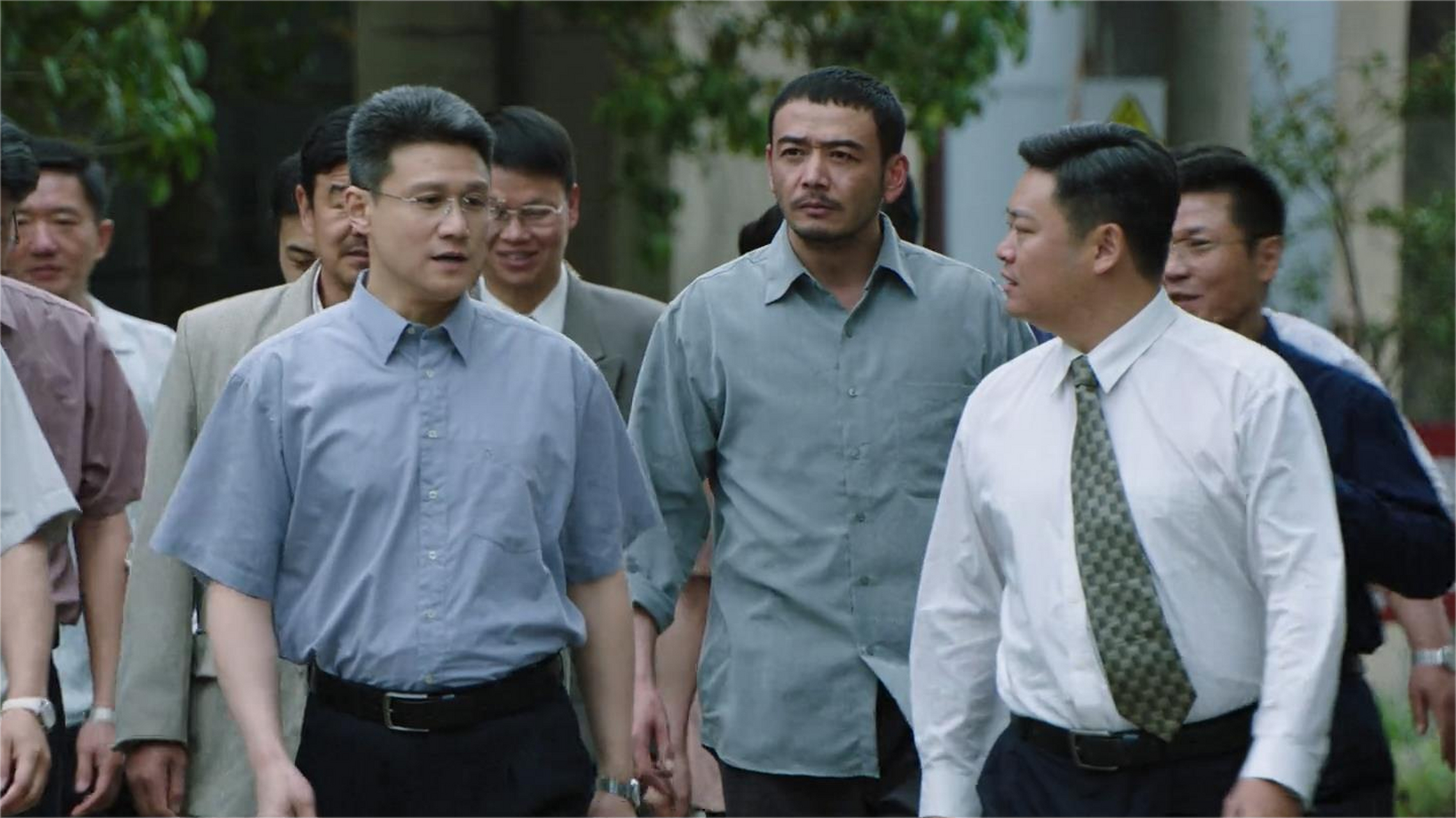 在电视剧《大江大河2》的结尾处,雷东宝走出监狱,刑满释放,并没有直接