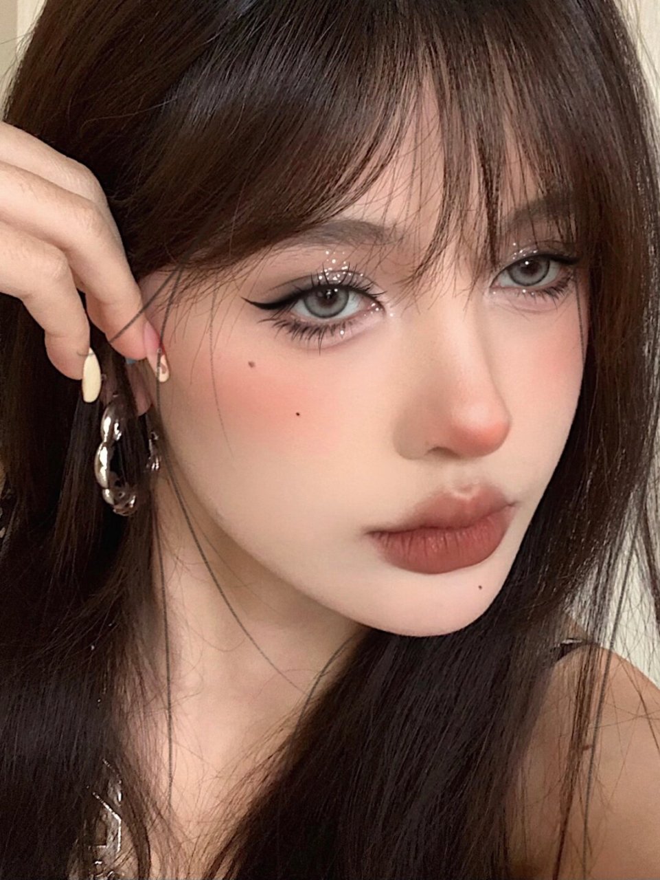 告诉你们,我好久都没有尝试这种酷酷的烟熏妆容了,今天终于有机会再次