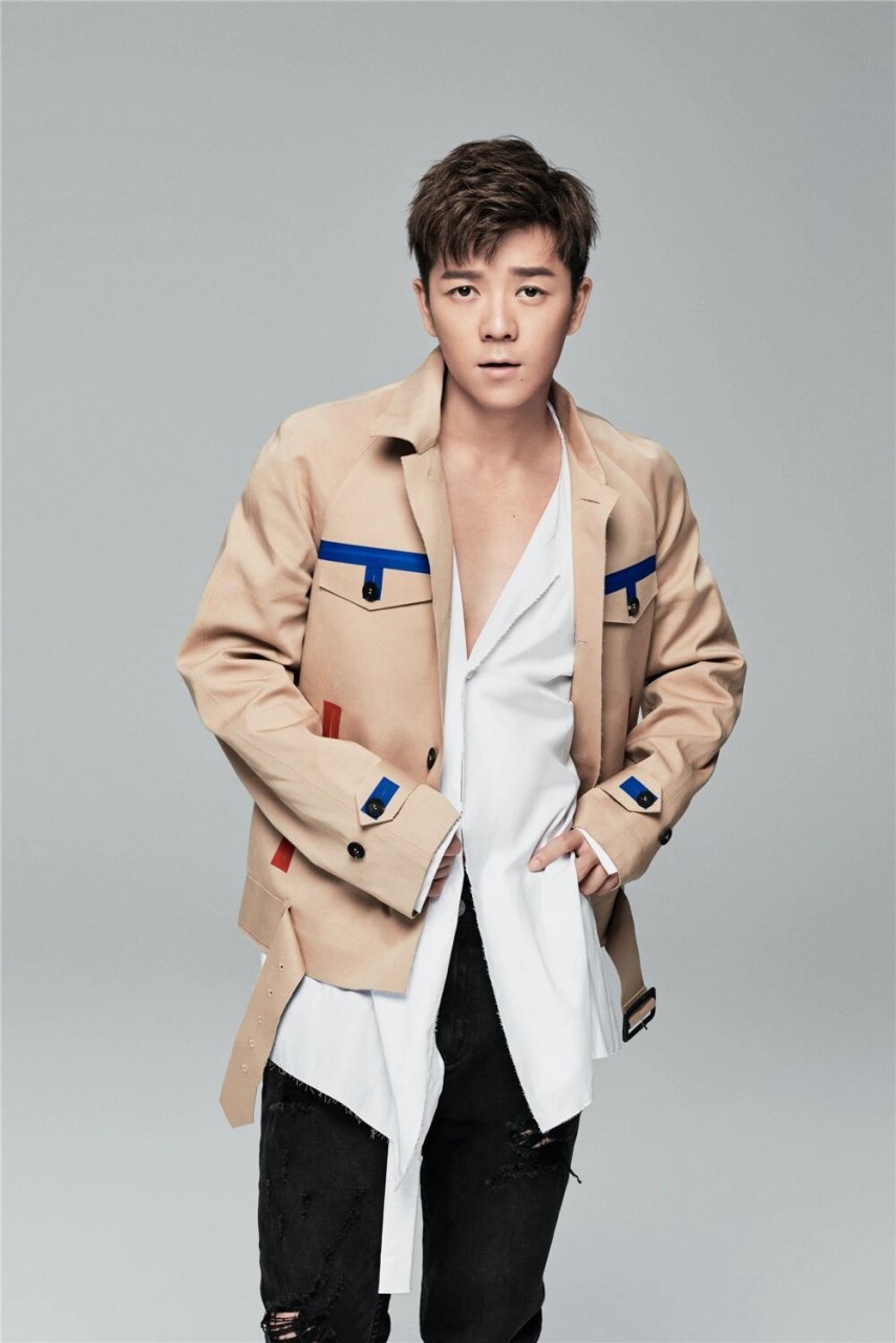 9978  最近,有网友偶遇王栎鑫与一位神秘女子牵手逛街,引发恋情