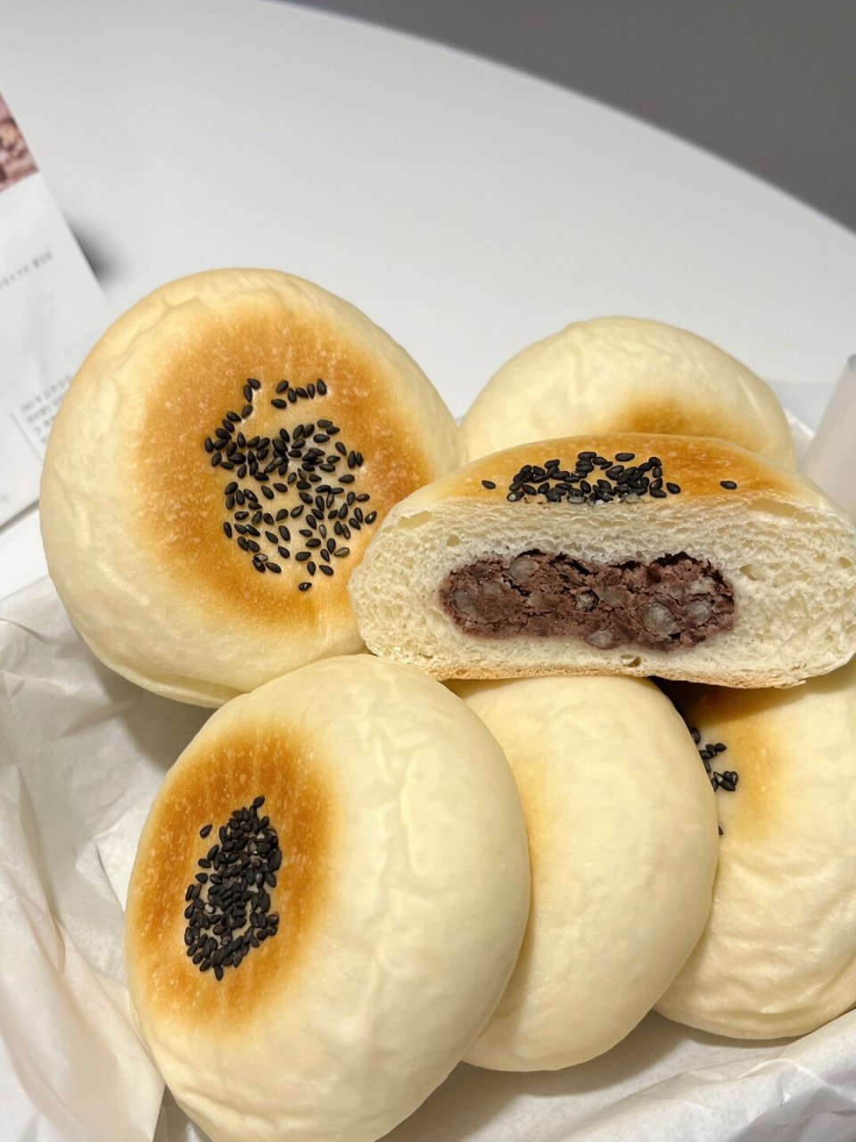 家里囤的红豆一起熬成了红豆沙,顺带做一盘日式红豆面包.