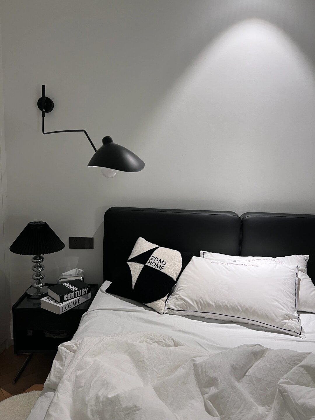 看我轻松拿捏黑白极简卧室 这是分享房间以来最喜欢的一组改造啦 简单
