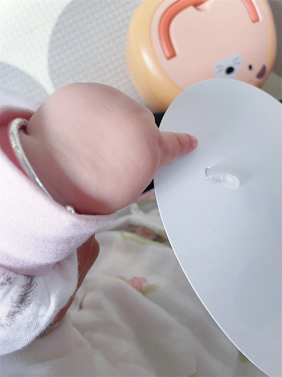 她一定很善良,因为她总是伸出圆手