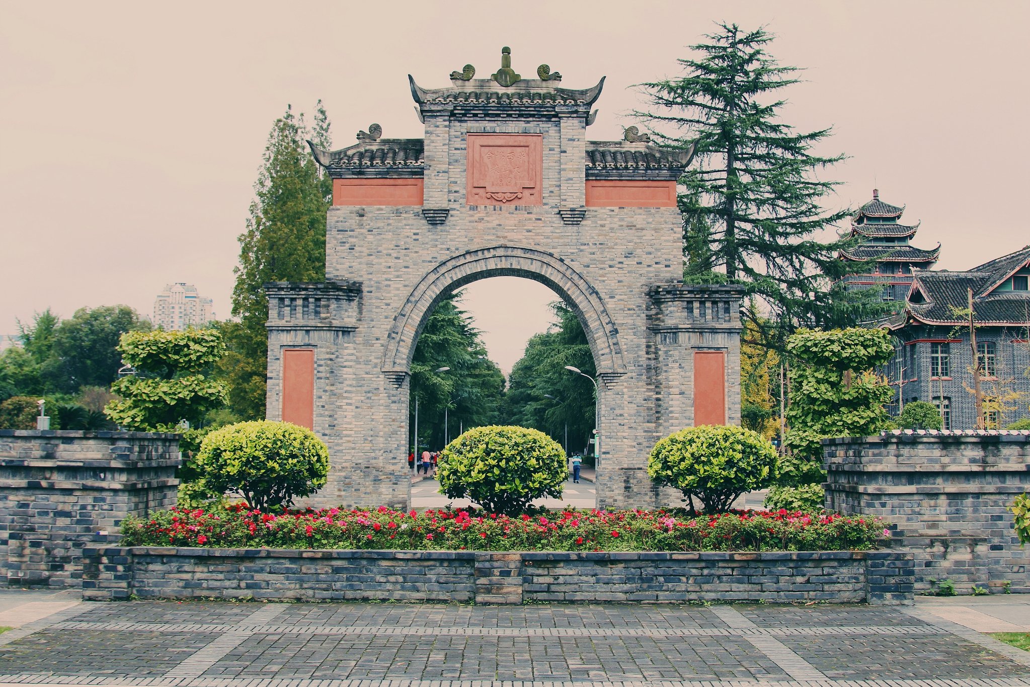 纵观全国39所985高校,其中合并最成功的当属四川大学了.通过当年的合