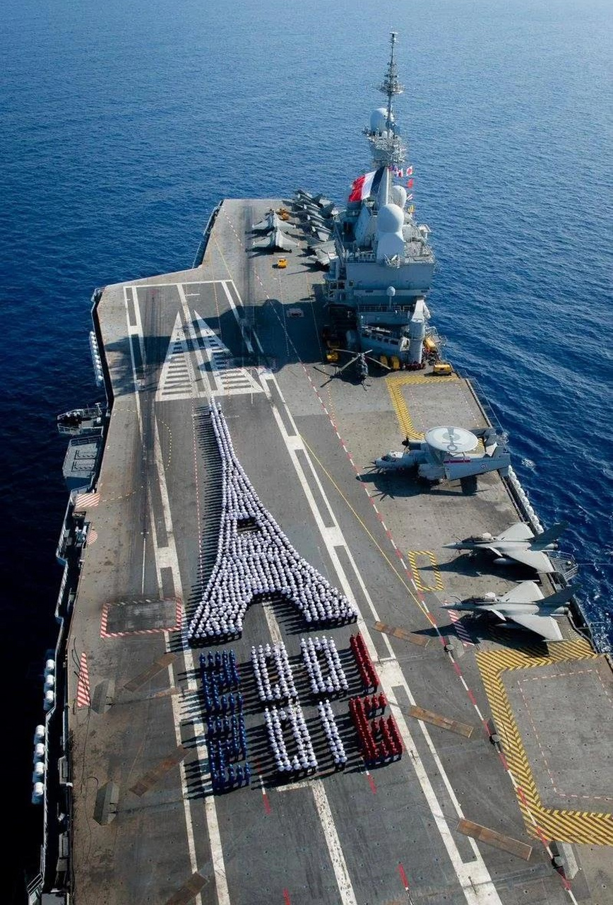 舰船欣赏:法国海军"戴高乐"号航空母舰,该舰满载排水量42000吨,是法国