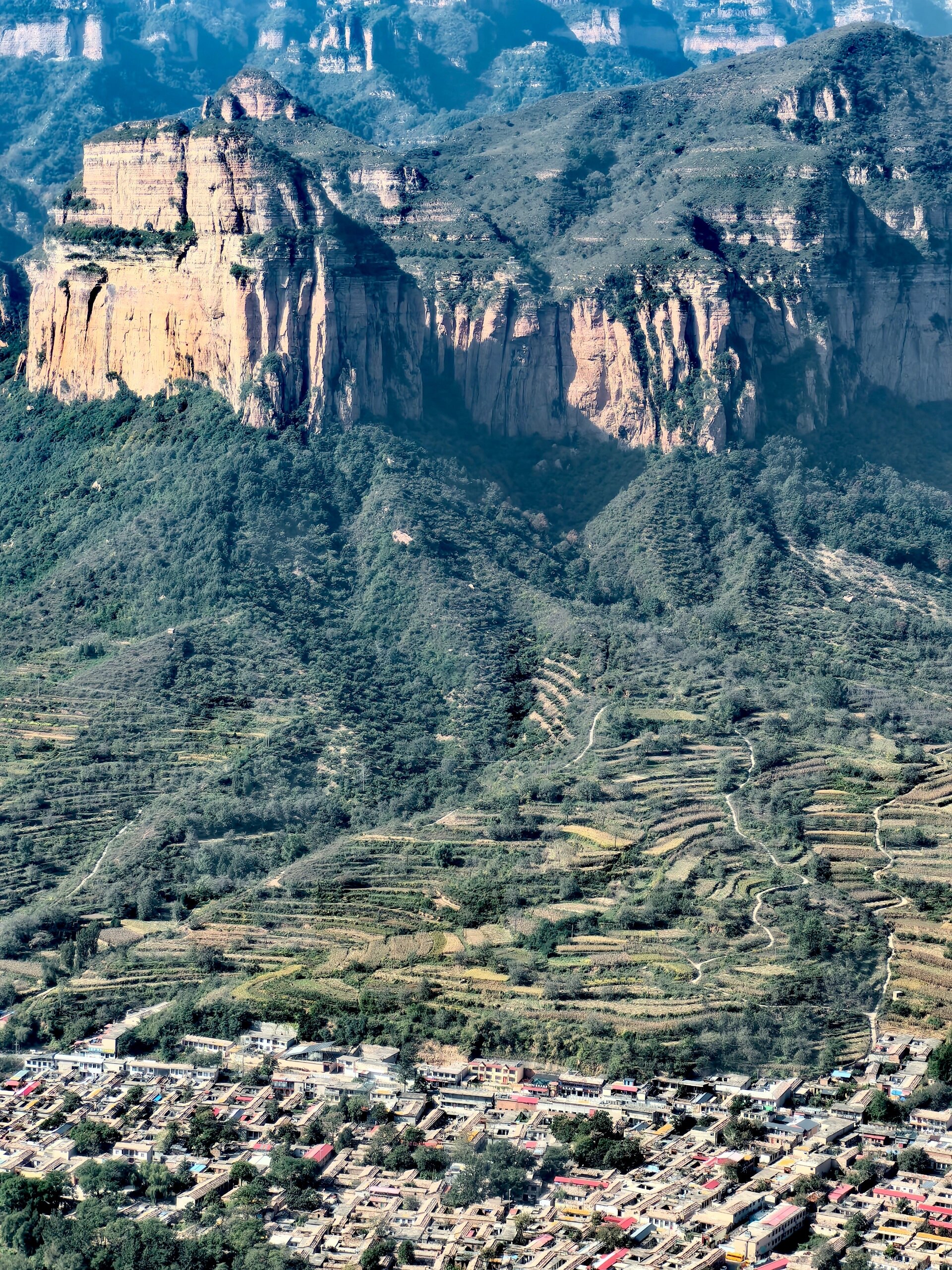 东太行山脉地势险峻山峦起伏景色壮丽