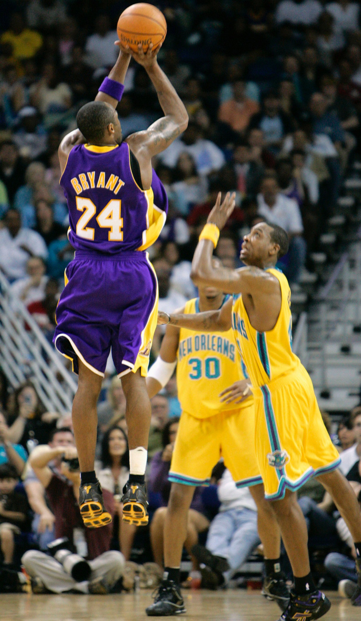 科比的跳投!无论是从手型,还是起跳高度和时机!都是教科书级别的!