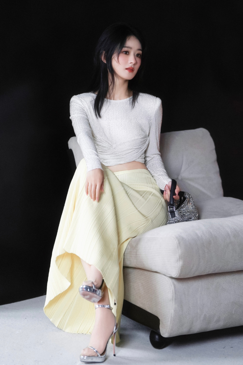 赵丽颖身穿白色烫钻扭结上衣搭配黄色半身裙,甜美可爱,妆容精致,大秀